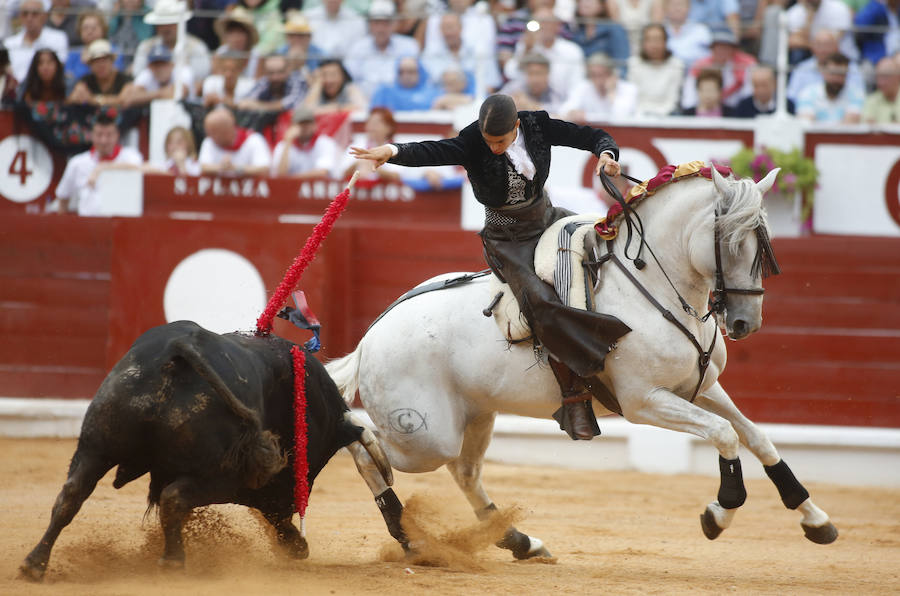 Ambos rejoneadores cortaron dos orejas, aunque el caballero lusitano las logró en un tercer toro que regaló al público gijonés.