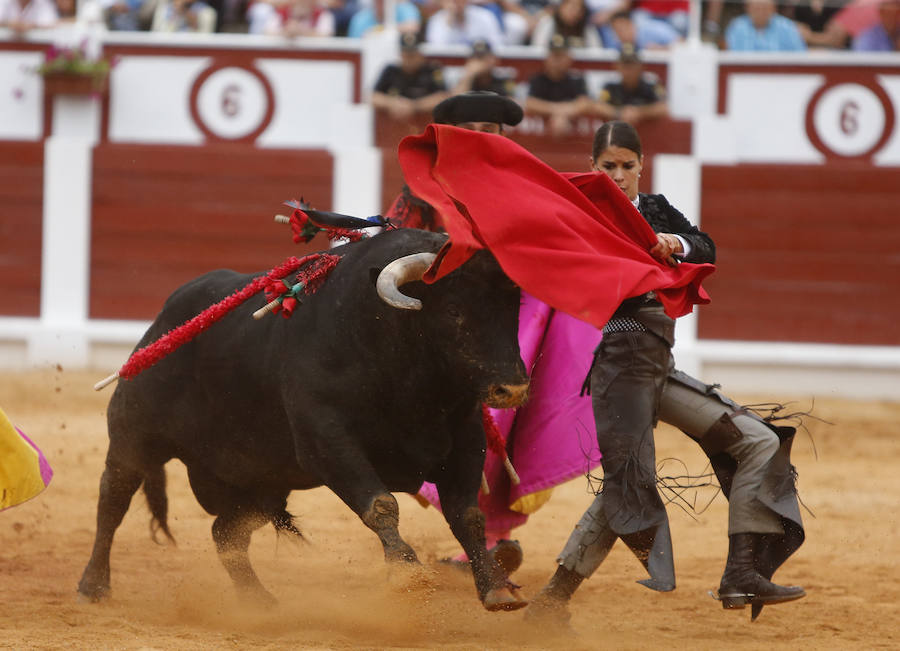 Ambos rejoneadores cortaron dos orejas, aunque el caballero lusitano las logró en un tercer toro que regaló al público gijonés.