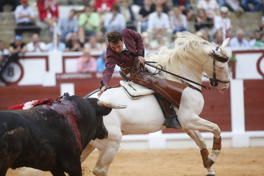 Ambos rejoneadores cortaron dos orejas, aunque el caballero lusitano las logró en un tercer toro que regaló al público gijonés.