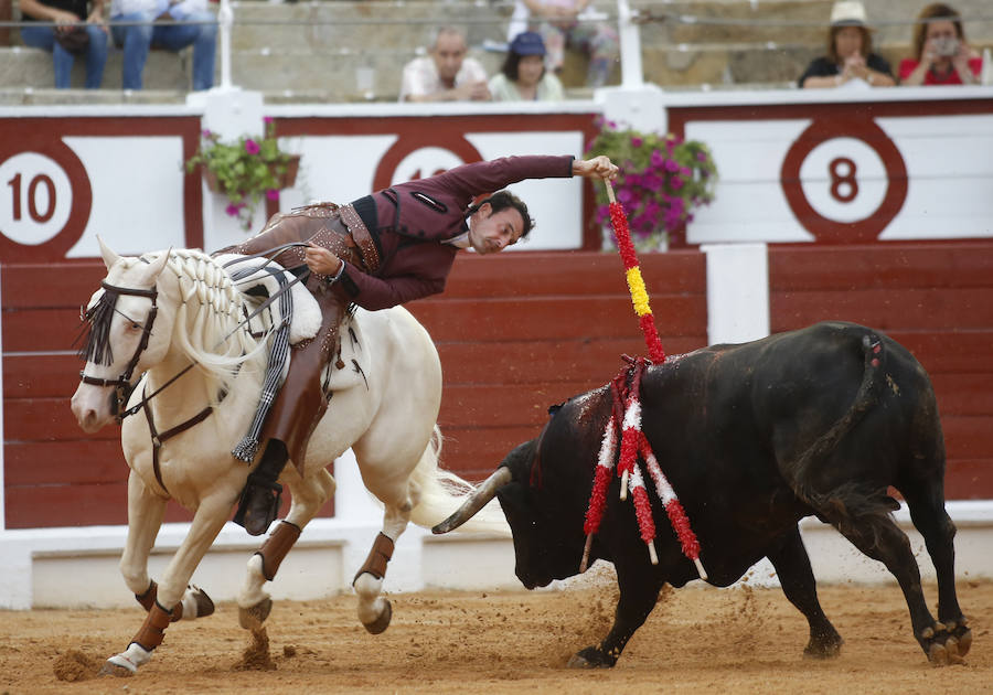 Ambos rejoneadores cortaron dos orejas, aunque el caballero lusitano las logró en un tercer toro que regaló al público gijonés.