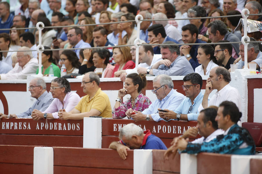 Ambos rejoneadores cortaron dos orejas, aunque el caballero lusitano las logró en un tercer toro que regaló al público gijonés.