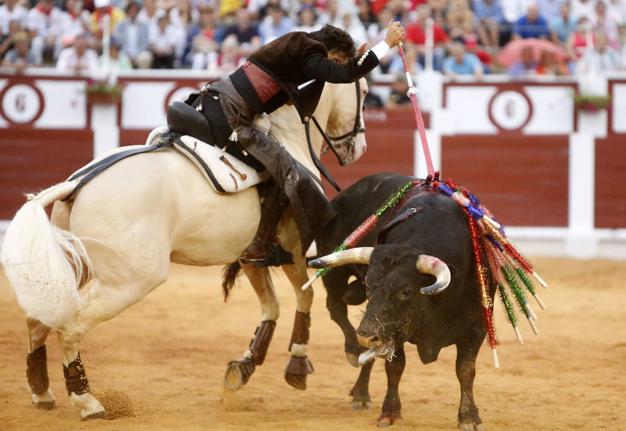 Ambos rejoneadores cortaron dos orejas, aunque el caballero lusitano las logró en un tercer toro que regaló al público gijonés.