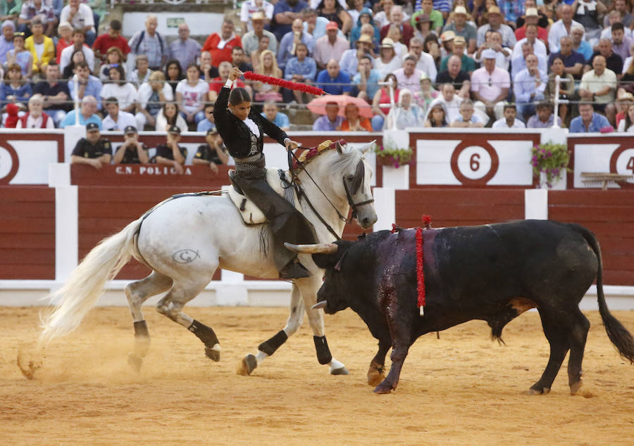 Ambos rejoneadores cortaron dos orejas, aunque el caballero lusitano las logró en un tercer toro que regaló al público gijonés.