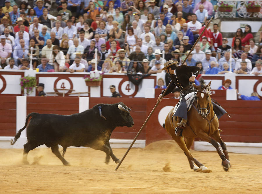 Ambos rejoneadores cortaron dos orejas, aunque el caballero lusitano las logró en un tercer toro que regaló al público gijonés.