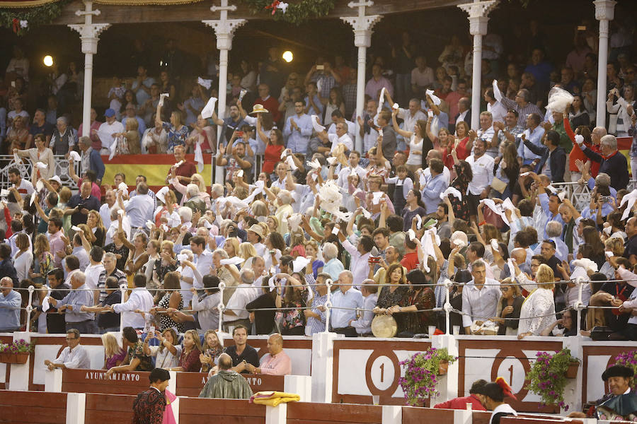 Ambos rejoneadores cortaron dos orejas, aunque el caballero lusitano las logró en un tercer toro que regaló al público gijonés.