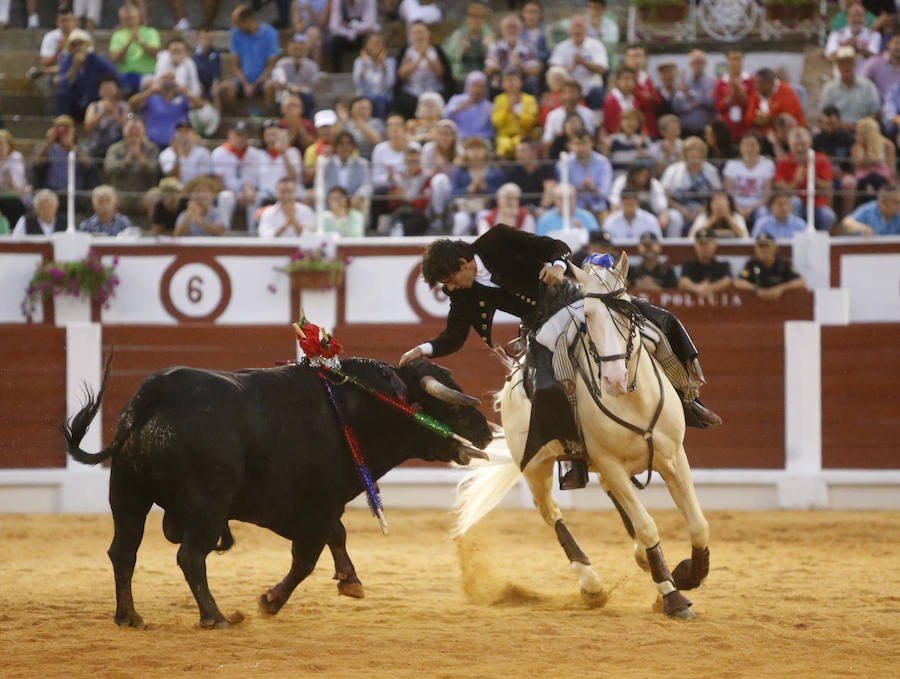 Ambos rejoneadores cortaron dos orejas, aunque el caballero lusitano las logró en un tercer toro que regaló al público gijonés.