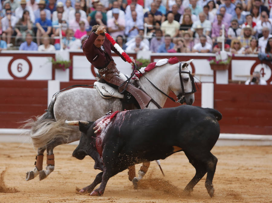 Ambos rejoneadores cortaron dos orejas, aunque el caballero lusitano las logró en un tercer toro que regaló al público gijonés.
