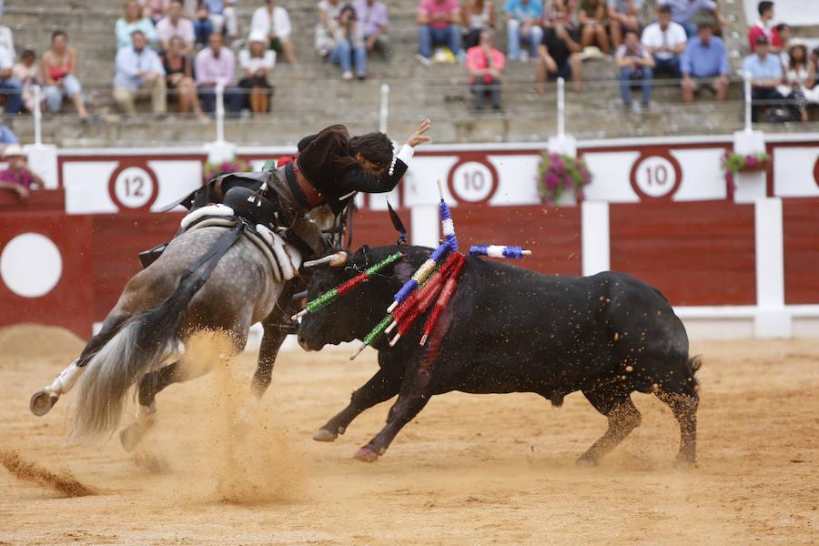 Ambos rejoneadores cortaron dos orejas, aunque el caballero lusitano las logró en un tercer toro que regaló al público gijonés.