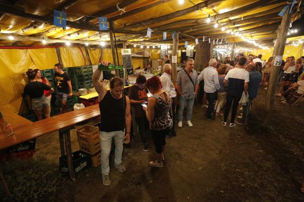 Bateao. Decenas de vecinos dieron la bienvenida a las fiestas con sidra y una gran corderada. 