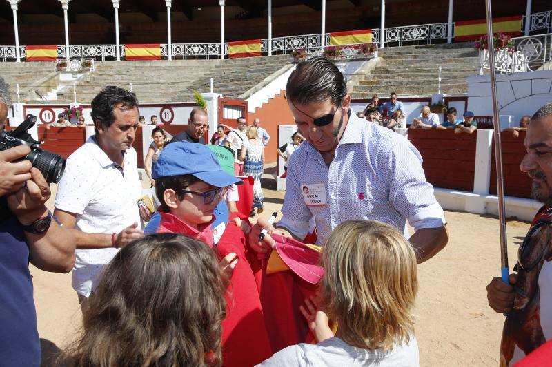 Sesenta pequeños aclamaron al torero en El Bibio, donde aprendieron a confecciohnar sus propias muletas y banderillas.