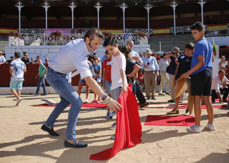 Sesenta pequeños aclamaron al torero en El Bibio, donde aprendieron a confecciohnar sus propias muletas y banderillas.