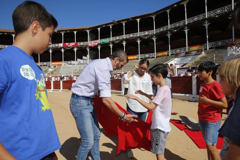 Sesenta pequeños aclamaron al torero en El Bibio, donde aprendieron a confecciohnar sus propias muletas y banderillas.