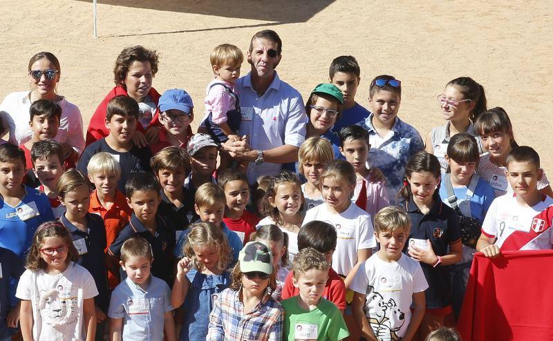 Sesenta pequeños aclamaron al torero en El Bibio, donde aprendieron a confecciohnar sus propias muletas y banderillas.