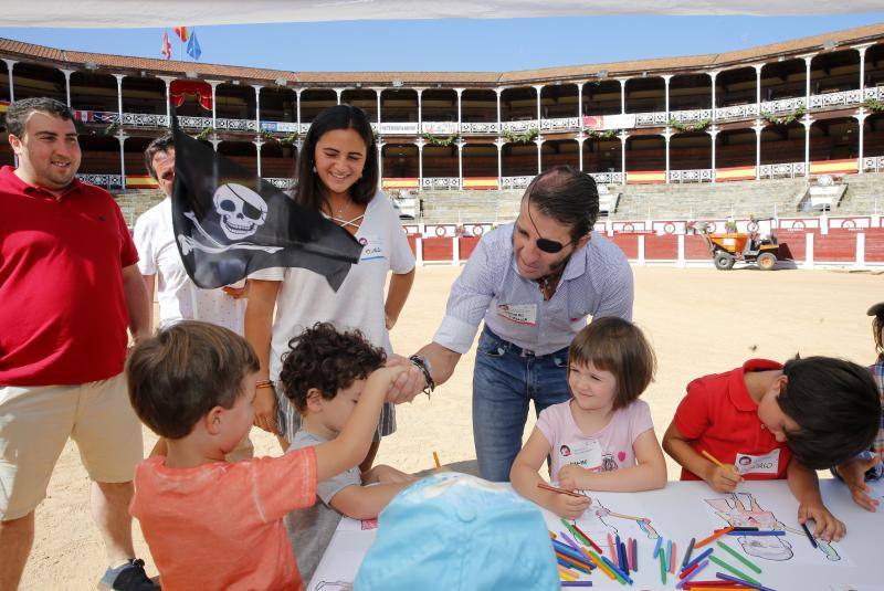 Sesenta pequeños aclamaron al torero en El Bibio, donde aprendieron a confecciohnar sus propias muletas y banderillas.