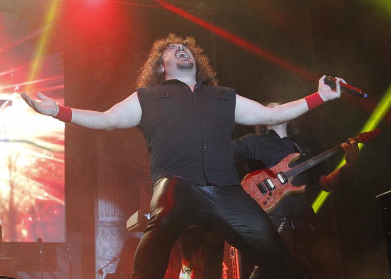 El grupo de heavy metal asturiano tocó por primera vez en Poniente con la colaboración de la Polifónica y el Coro Joven de Gijón.