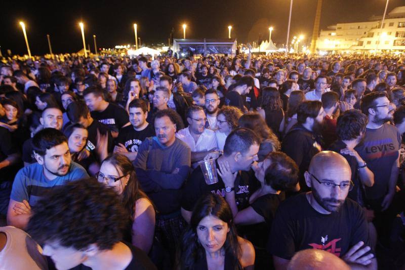 El grupo de heavy metal asturiano tocó por primera vez en Poniente con la colaboración de la Polifónica y el Coro Joven de Gijón.