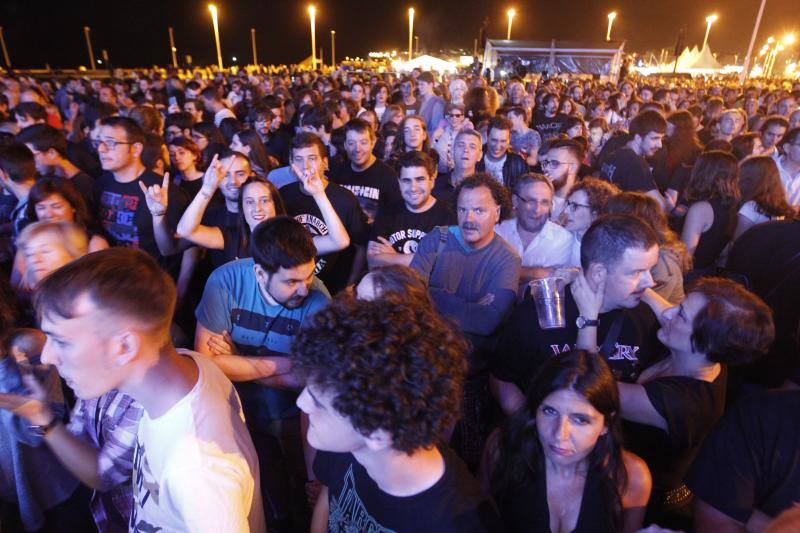 El grupo de heavy metal asturiano tocó por primera vez en Poniente con la colaboración de la Polifónica y el Coro Joven de Gijón.