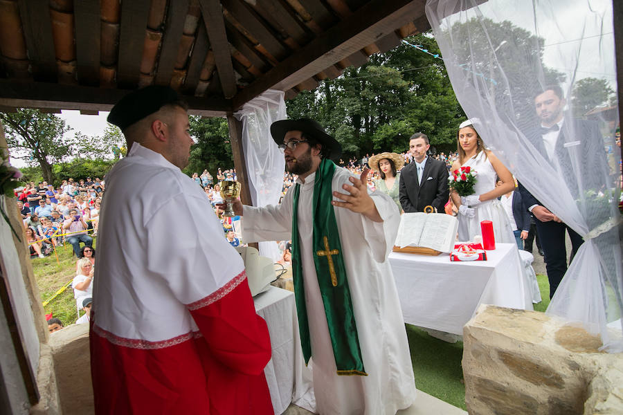  El desfile de carrozas llena la localidad sierense de divertivos personajes. 