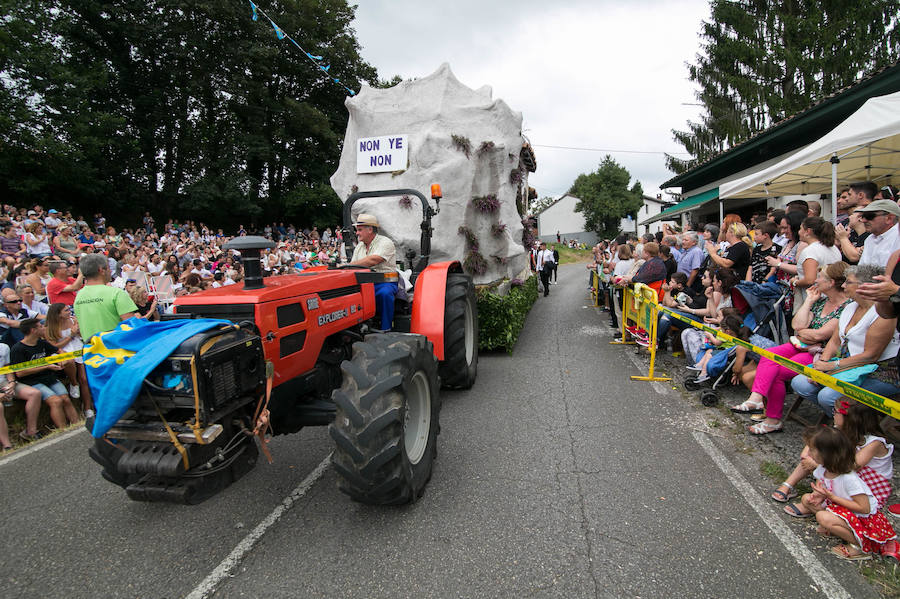  El desfile de carrozas llena la localidad sierense de divertivos personajes. 