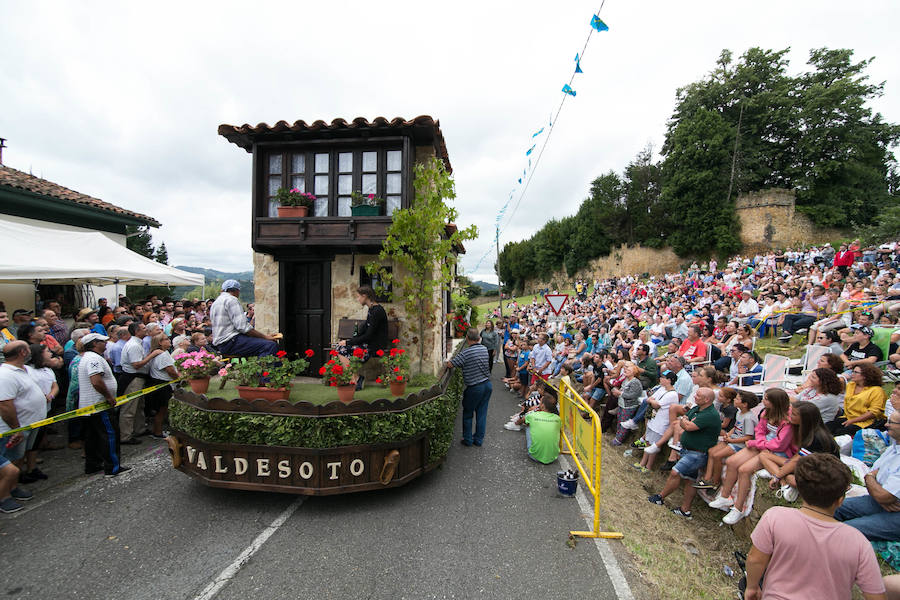  El desfile de carrozas llena la localidad sierense de divertivos personajes. 