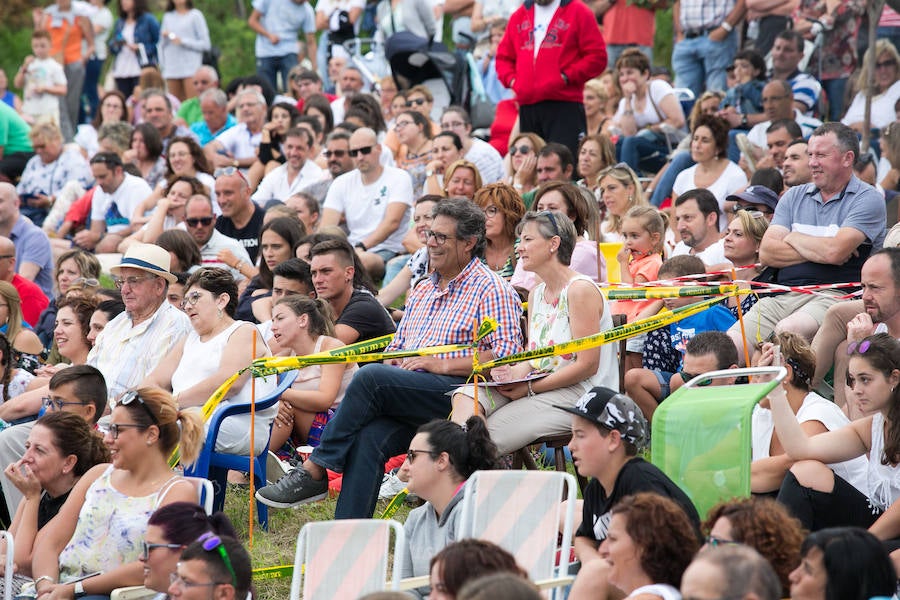  El desfile de carrozas llena la localidad sierense de divertivos personajes. 