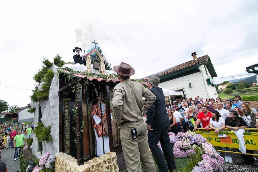  El desfile de carrozas llena la localidad sierense de divertivos personajes. 