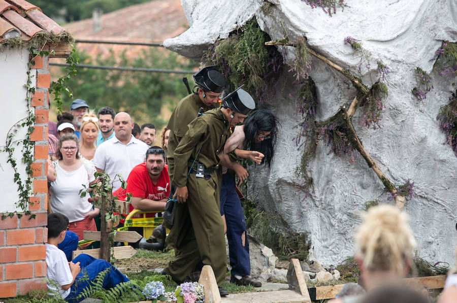  El desfile de carrozas llena la localidad sierense de divertivos personajes. 