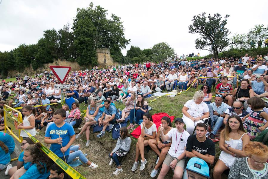  El desfile de carrozas llena la localidad sierense de divertivos personajes. 