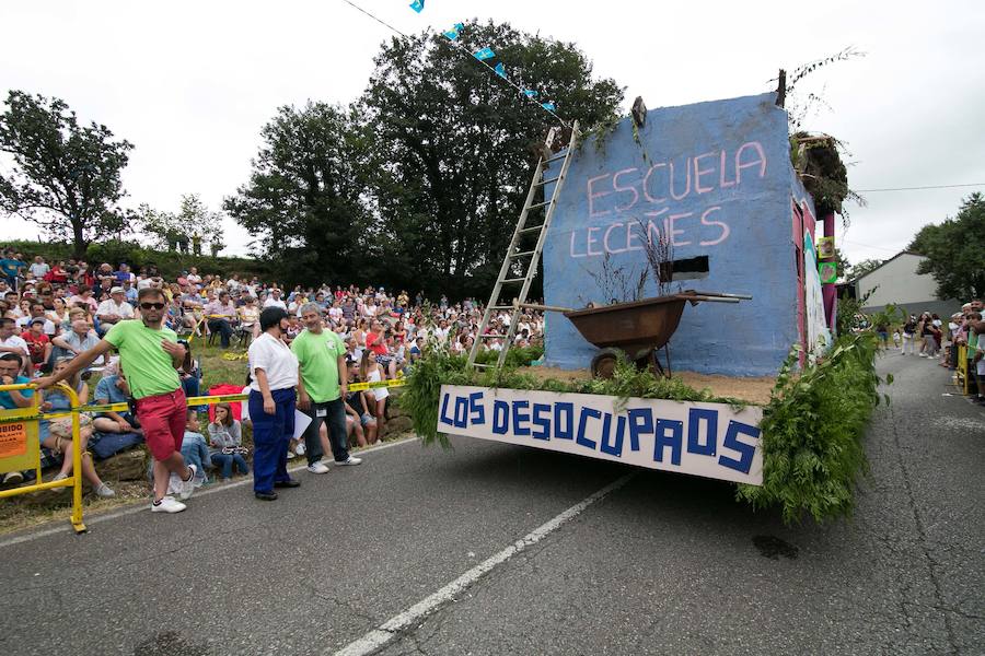  El desfile de carrozas llena la localidad sierense de divertivos personajes. 