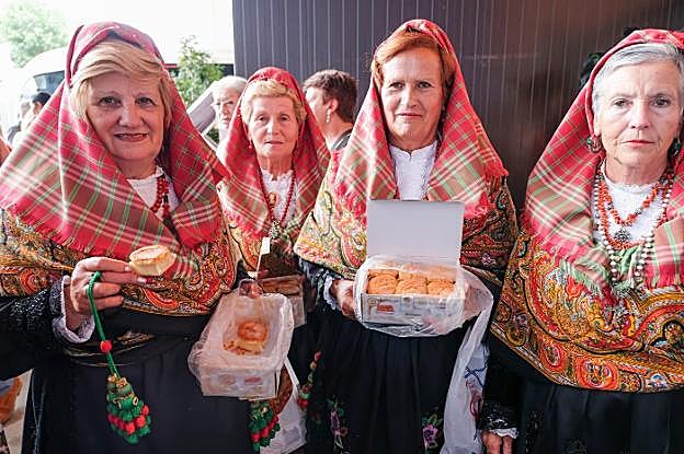 Astorganas vestidas con trajes regionales repartieron mantecados. 