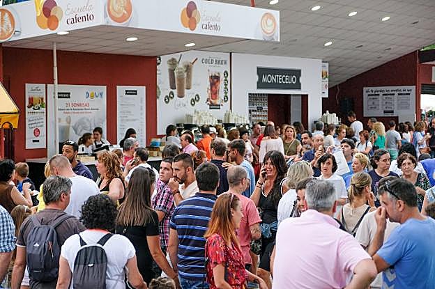 Ambientazo ayer tarde enfrente de Cafento. 