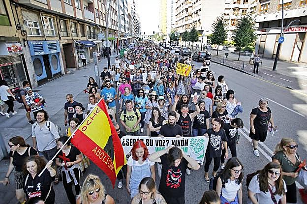 La manifestación, a su paso por la avenida de Castilla de camino a El Bibio. 
