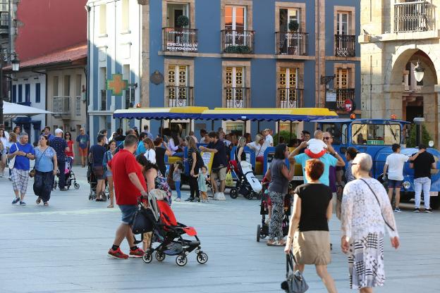 Un grupo de turistas hace cola para coger el tren que recorre el centro de la ciudad desde la plaza de España. 