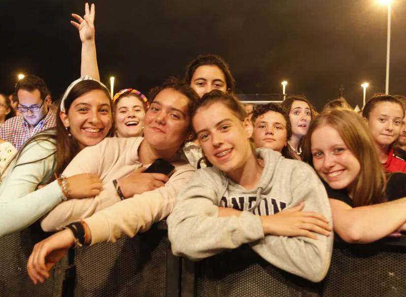 El público gijonés disfrutó del grupo murciano, que se entregó en su directo dentro de su gira 'Bailarina'.