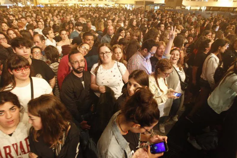 El público gijonés disfrutó del grupo murciano, que se entregó en su directo dentro de su gira 'Bailarina'.