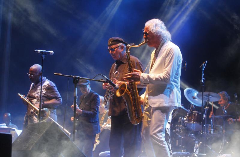 La formación, que ahonda en la esencia de la mítica banda original, derrochó energía en el escenario de Poniente al calor del público