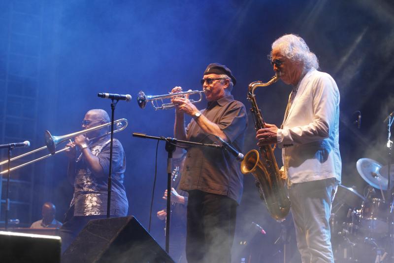 La formación, que ahonda en la esencia de la mítica banda original, derrochó energía en el escenario de Poniente al calor del público