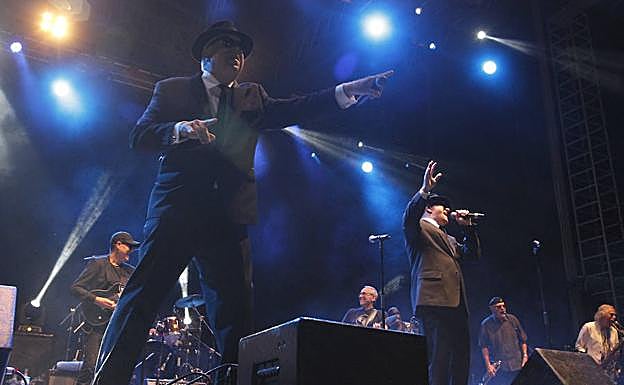The original Blues Brothers Band, durante su actuación en Poniente. :