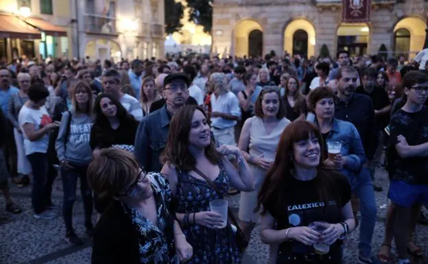 Mucho público para ver el festival.