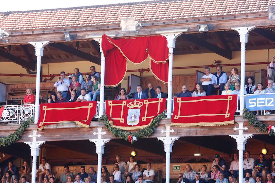 Los diestros Julián López «El Juli», José María Manzanares y Alejandro Talavante cortaron hoy una oreja cada uno en la quinta de feria en Gijón, una tarde engañosa en cuanto al escueto resultado artístico, pues los tres toreros rayaron a muy buena altura, perdiendo trofeos por culpa de los aceros.