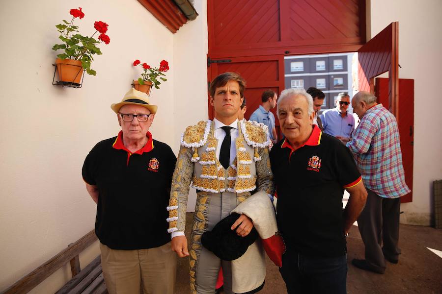 Los diestros Julián López «El Juli», José María Manzanares y Alejandro Talavante cortaron hoy una oreja cada uno en la quinta de feria en Gijón, una tarde engañosa en cuanto al escueto resultado artístico, pues los tres toreros rayaron a muy buena altura, perdiendo trofeos por culpa de los aceros.