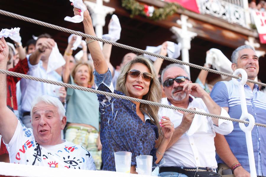 Los diestros Julián López «El Juli», José María Manzanares y Alejandro Talavante cortaron hoy una oreja cada uno en la quinta de feria en Gijón, una tarde engañosa en cuanto al escueto resultado artístico, pues los tres toreros rayaron a muy buena altura, perdiendo trofeos por culpa de los aceros.