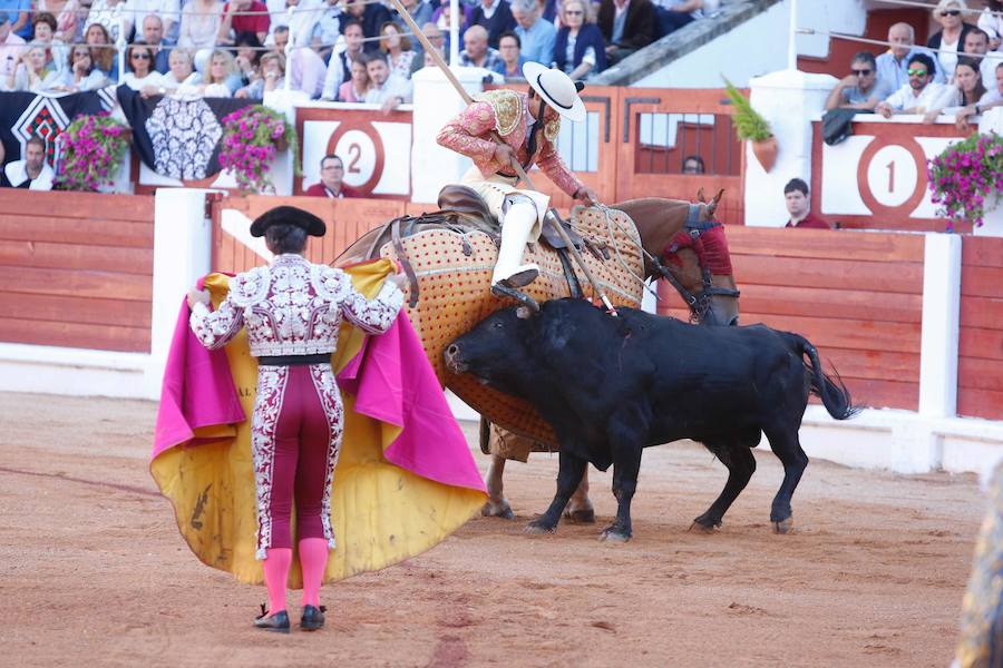 Los diestros Julián López «El Juli», José María Manzanares y Alejandro Talavante cortaron hoy una oreja cada uno en la quinta de feria en Gijón, una tarde engañosa en cuanto al escueto resultado artístico, pues los tres toreros rayaron a muy buena altura, perdiendo trofeos por culpa de los aceros.