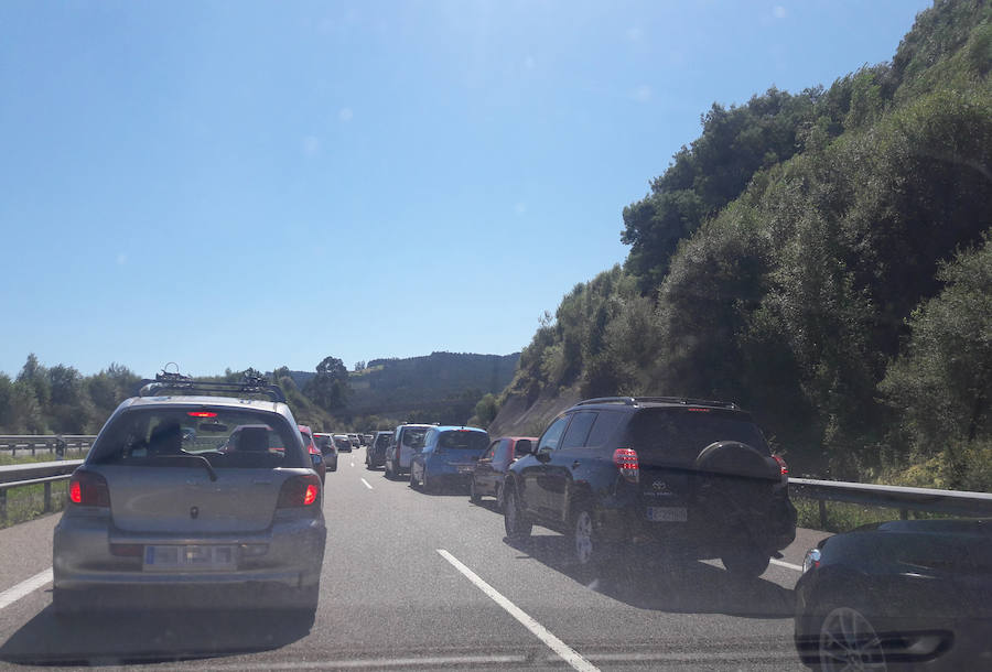 Retenciones en la A-8, entre Gijón y Villaviciosa.