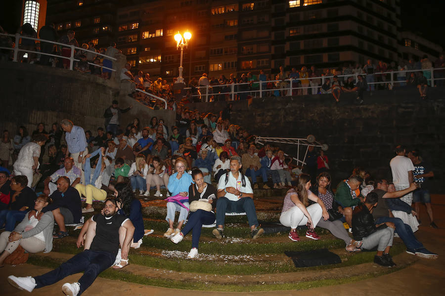 Miles de gijoneses y visitantes disfrutaron de una noche de fiesta con el gran espectáculo de los Fuegos como protagonista