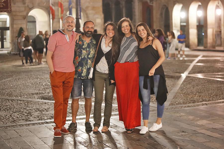 Miles de gijoneses y visitantes disfrutaron de una noche de fiesta con el gran espectáculo de los Fuegos como protagonista