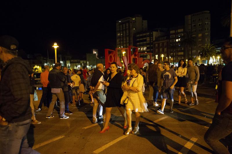 Miles de gijoneses y visitantes disfrutaron de una noche de fiesta con el gran espectáculo de los Fuegos como protagonista
