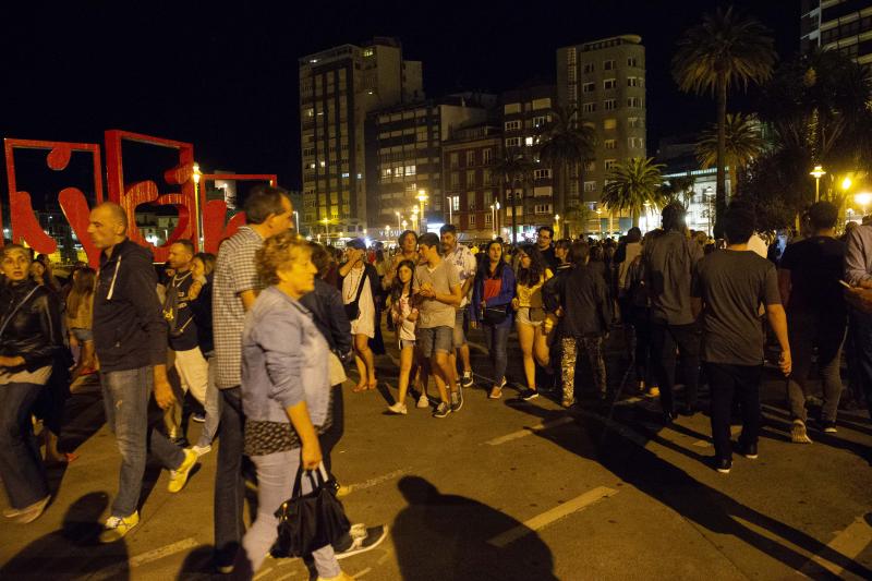 Miles de gijoneses y visitantes disfrutaron de una noche de fiesta con el gran espectáculo de los Fuegos como protagonista