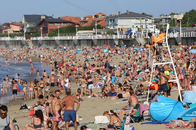 Salinas sigue siendo la playa del concejo que mayor número de bañistas recibe. 