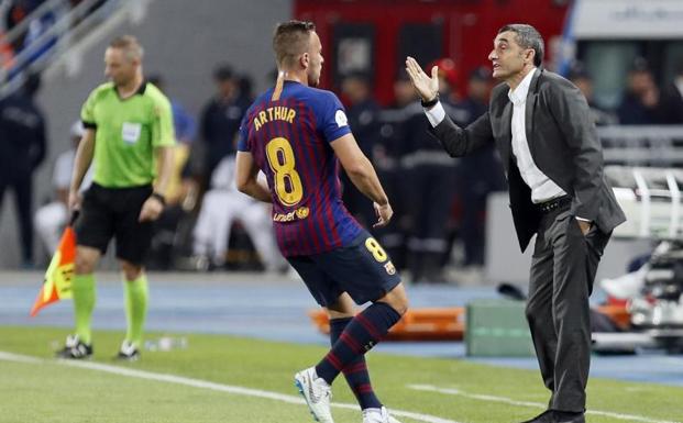 Ernesto Valverde da indicaciones a Arthur, una de las incorporaciones de este verano. 